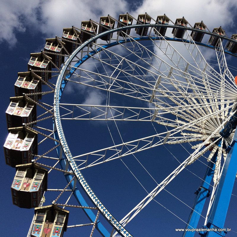 A roda-gigante é uma das principais atrações da Oktoberfest da Alemanha, realizada anualmente em Munique