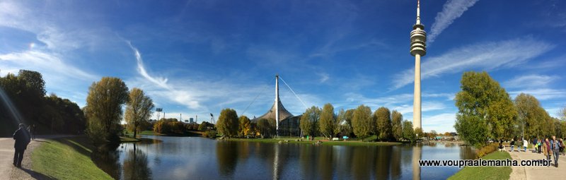 Lago do Parque Olímpico de Munique com a Olympiaturm