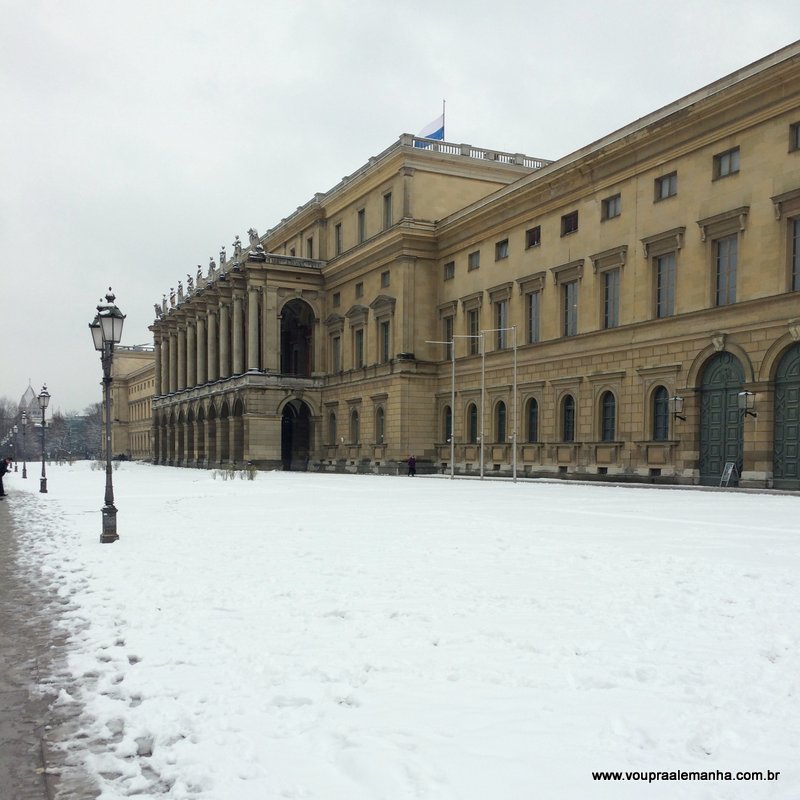O Palácio Residenz de Munique com a entrada branquinha