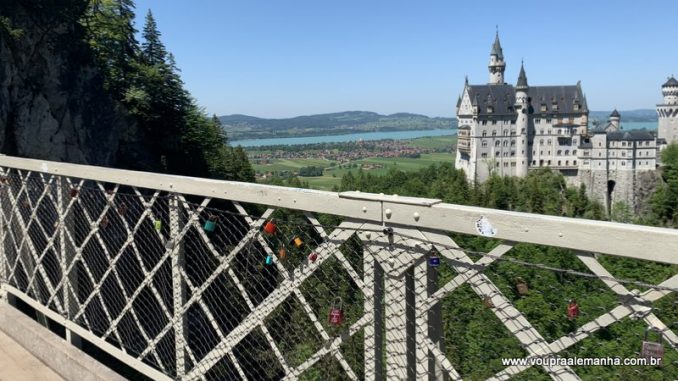 Vista da ponte para o Castelo da Cinderela da Alemanha