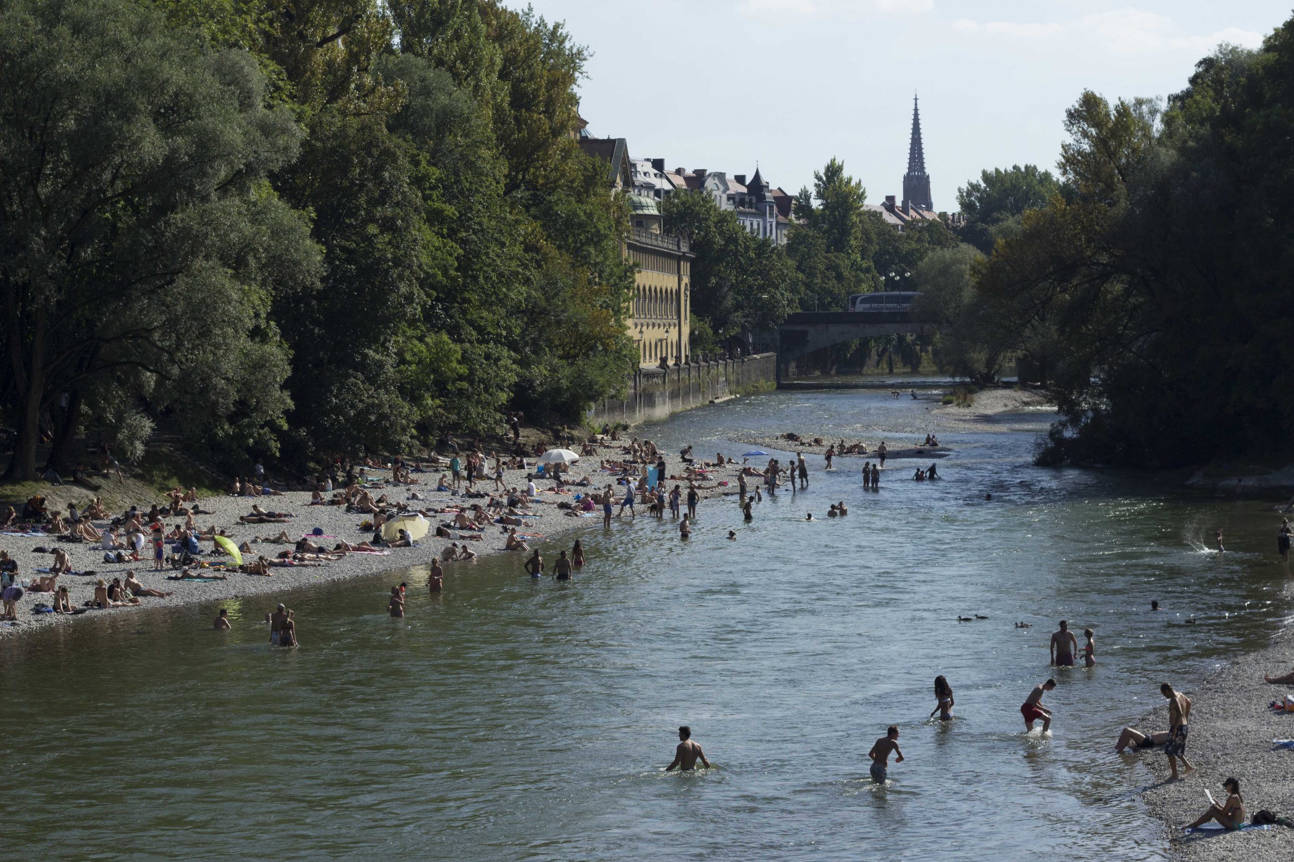 Aliviando o calor do verão em Munique no rio Isar, que banha a cidade