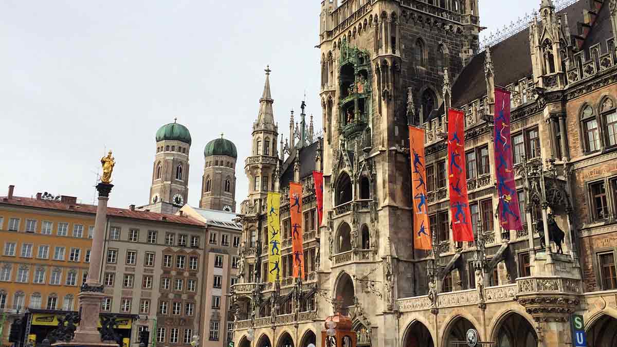 Marienplatz, um dos pontos altos do city tour em Munique