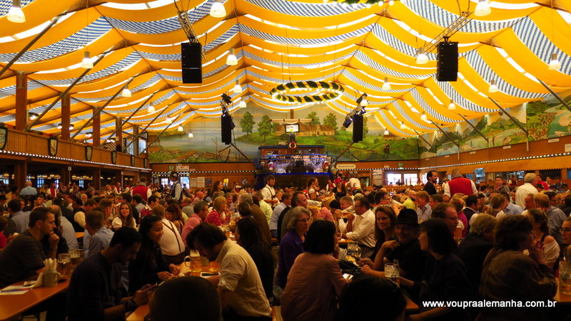 O clima sempre animado da Oktoberfest de Munique!