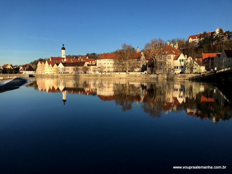 O centro histórico de Landsberg am Lech às margens do rio Lech