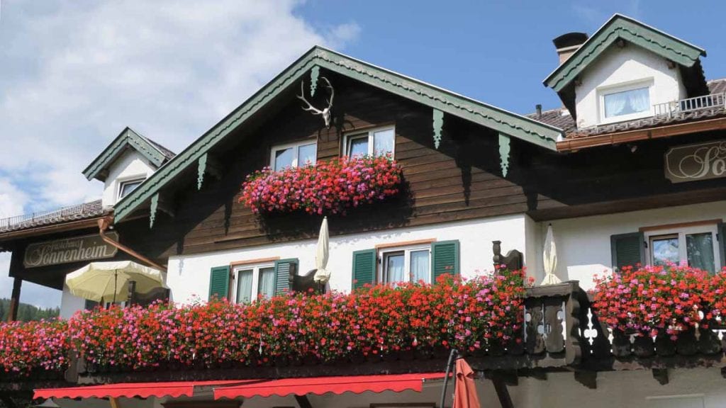 Flores na fachada das casas em Mittenwald