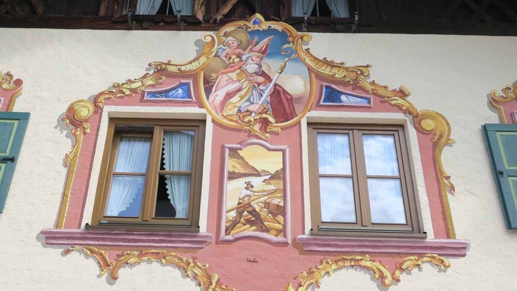 Afrescos na fachada das casas em Mittenwald
