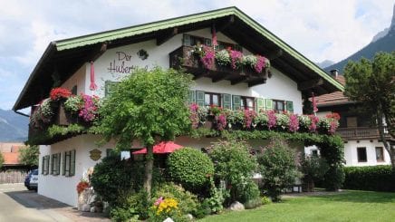 Flores na fachada das casas em Mittenwald