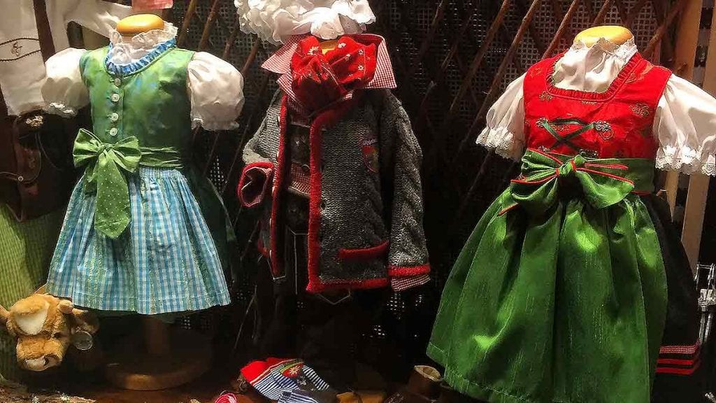 Roupa típica da Alemanha para crianças