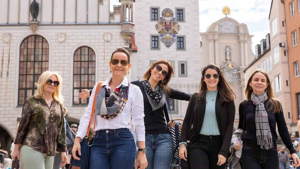 Ensaio fotográfico na Marienplatz de Munique com família do Nordeste do Brasil