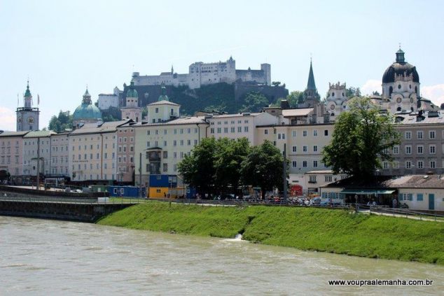 A cidade antiga de Salzburgo e o rio Salzach
